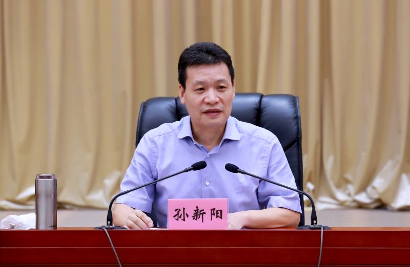 孙新阳强调,坚持稳中求进就要守住"稳"的基调大局,要保持全面从严治党